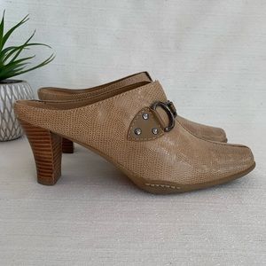Aerosoles Cinch Worm Tan Snakeskin Heeled Mules Woman’s 8M